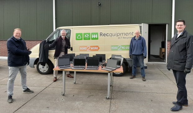 De overhandiging van de laptops op de locatie van Road2Work in Ede met Jeroen van der Tang (ICT Milieu), Anton Wolzak (MBO Amersfoort), Ton Ezendan (Road2Re-use), Erik Schalk (Road2Work).