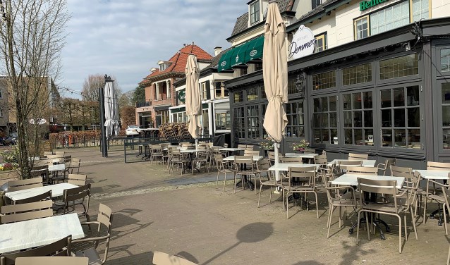 De terrassen blijven voorlopig nog leeg.