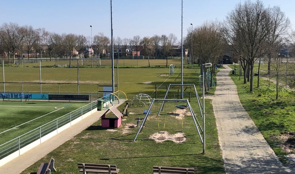 De sportparken liggen er verlaten bij: lege velden en speeltoestellen bij SDC Putten.