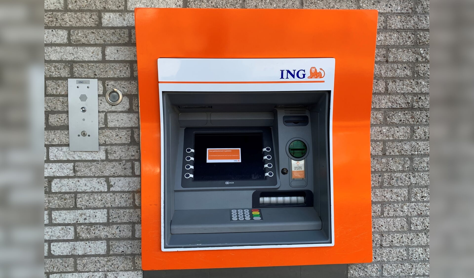 De inmiddels verdwenen geldautomaat van ING op de Brink.