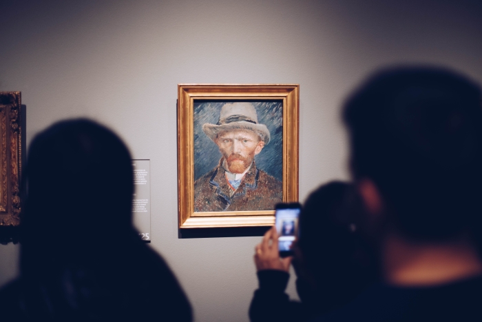 Bezoekers in museum
