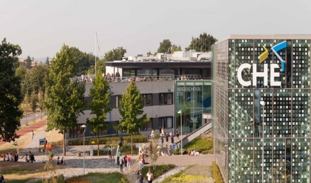 Een maand geleden bruiste de CHE nog van de studenten. Nu ligt de hogeschool er verlaten bij.