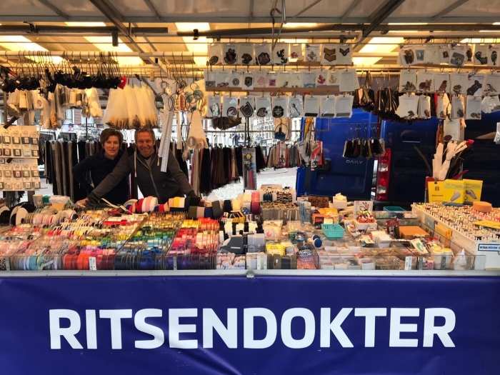 Rob en Ingrid achter hun fournituren kraam