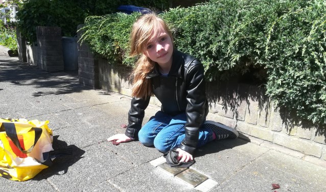 Arwen Stam (8) poetst de steentjes van de kinderen Sanders aan de Hugo de Grootstraat.