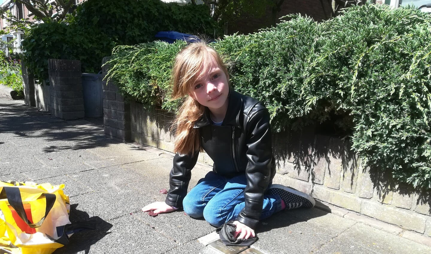 Arwen Stam (8) poetst de steentjes van de kinderen Sanders aan de Hugo de Grootstraat.