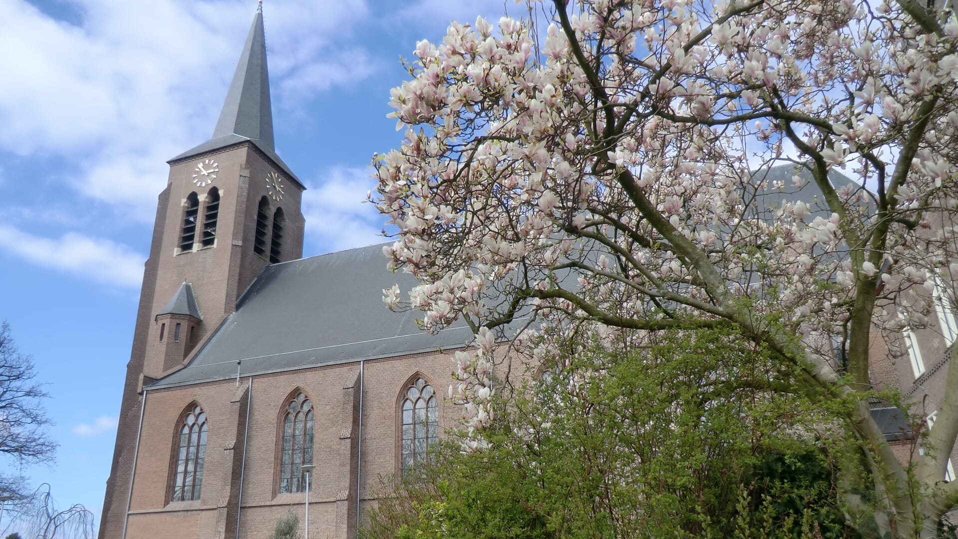 De Sint Martinuskerk in Hoogland is een van de kerken die wordt besproken in de video hieronder. 