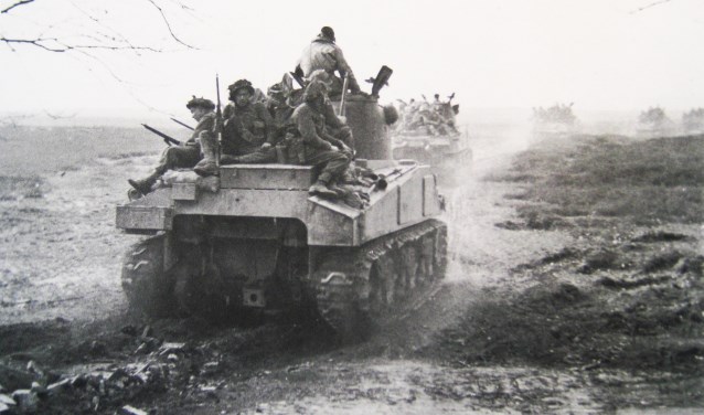 Bij de Ginkel: tanks met Britse infanterie onderweg over de hei naar Bennekom.