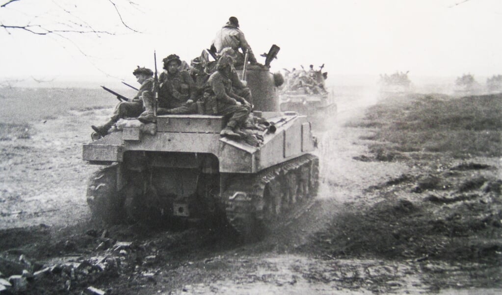 Bij de Ginkel: tanks met Britse infanterie onderweg over de hei naar Bennekom.