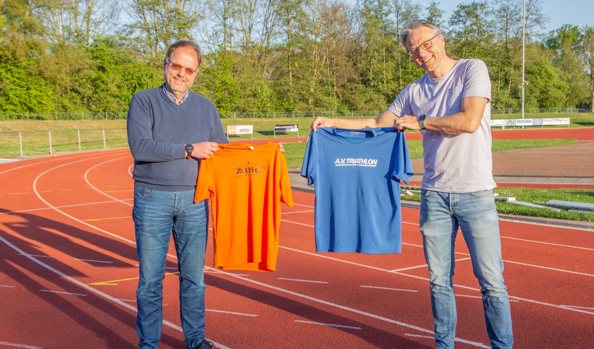 Voorzitter av Atltis Gert Koudijs en voorzitter av Triathlon Thomas Plochg. 