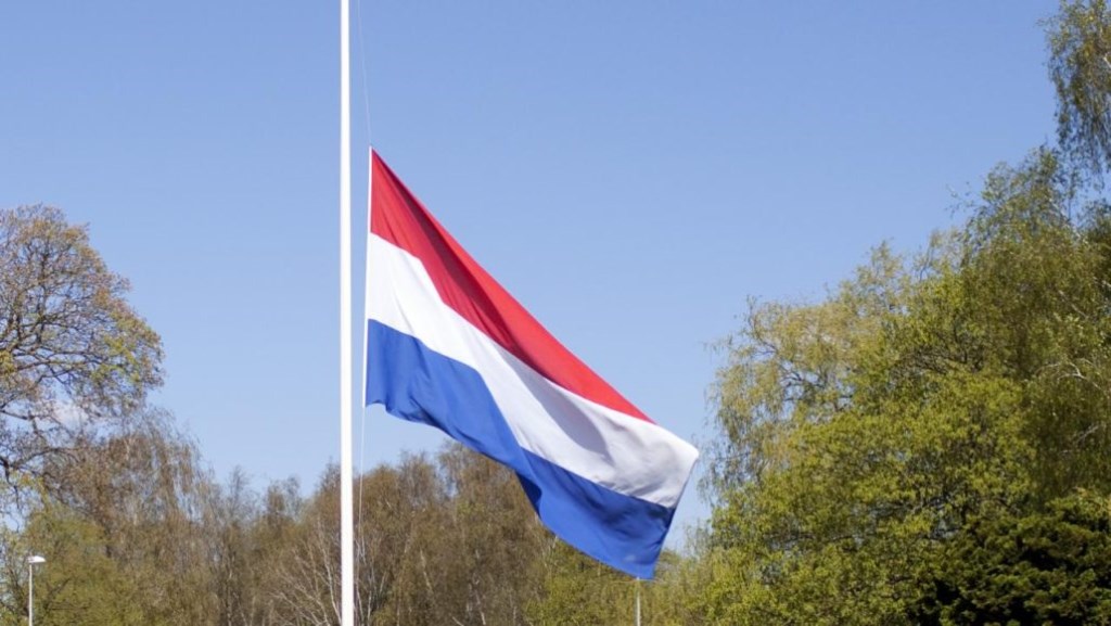 In heel Nederland hangt de nationale driekleur halfstok