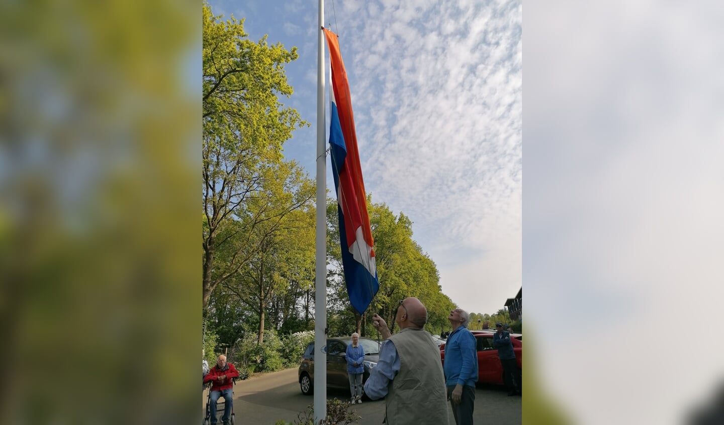 Bewoners hijsen de vlag