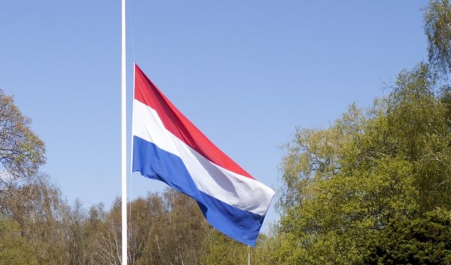 In heel Nederland hangt de nationale driekleur op 4 mei de hele dag halfstok
