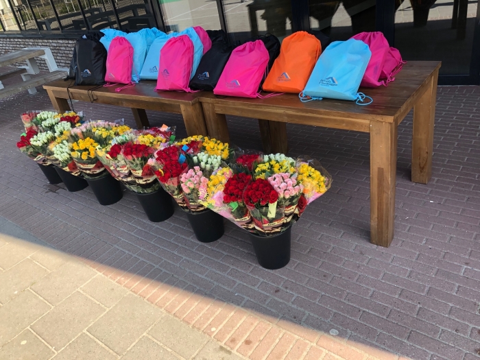 De rugtassen voor de kinderen en bloemen voor ouders staan klaar om opgehaald te worden!