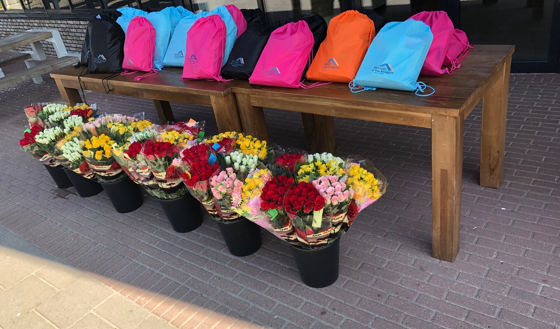 De rugtassen voor de kinderen en bloemen voor ouders staan klaar om opgehaald te worden!