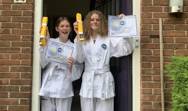 Loïs en Nikki Bruins uit Amstelveen zijn geslaagd voor de gele band.