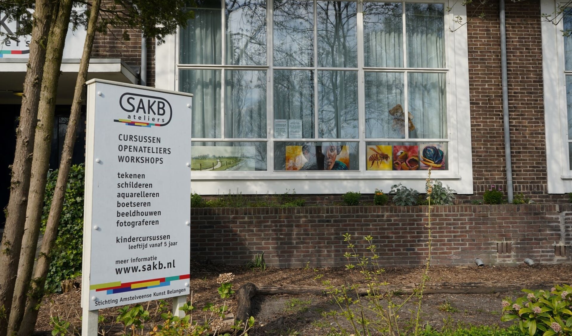 Ook bij het SAKB-gebouw aan de Ouderkerkerlaan staat kunst voor het raam.
