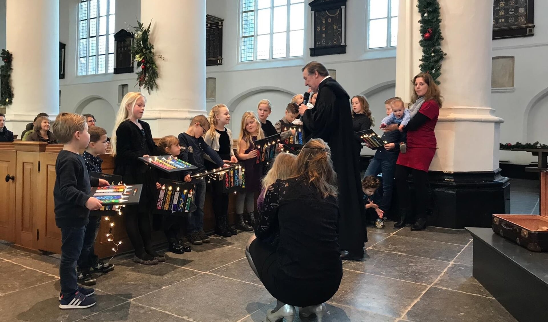 Ds. Louis Wüllschleger in gesprek met kinderen