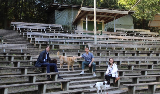 Wethouder Herbert Raat, directeur Amsterdamse Bostheater Ingejan Ligthart Schenk en AVA-raadslid Jacqueline Höcker