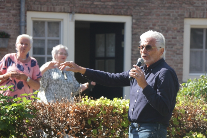 Ben Cramer zingt uit volle borst voor bewoners van hofje De Armen de Poth tijdens een verrassingsconcert