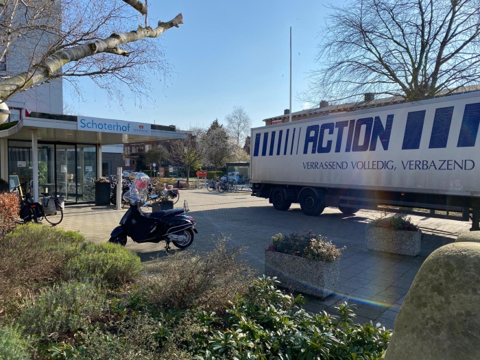 Vrachtwagen Action voor de deur van Schoterhof