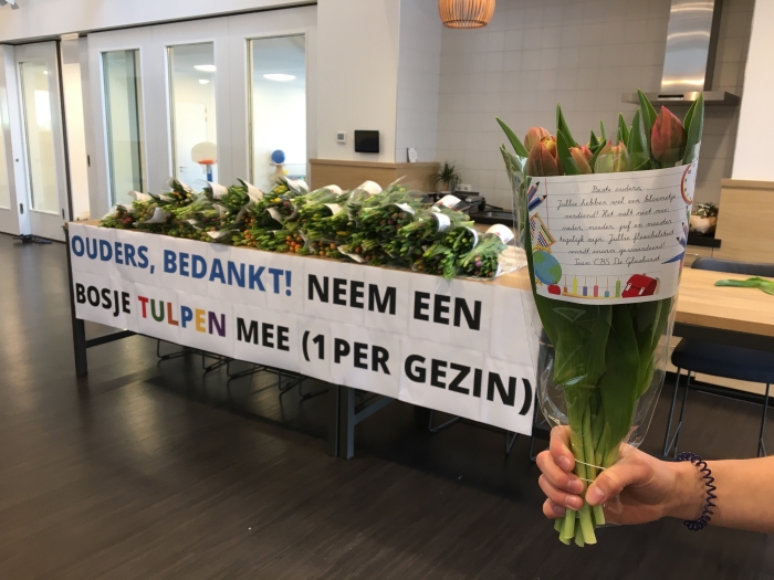 Glashorstschool bedankt ouders met bloemetje.