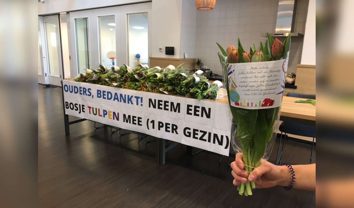 Glashorstschool bedankt ouders met bloemetje.