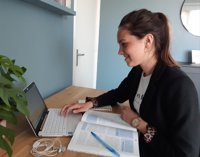 Student Jojanne van Meerveld studeert thuis voor haar opleiding Pedagogisch Werk.