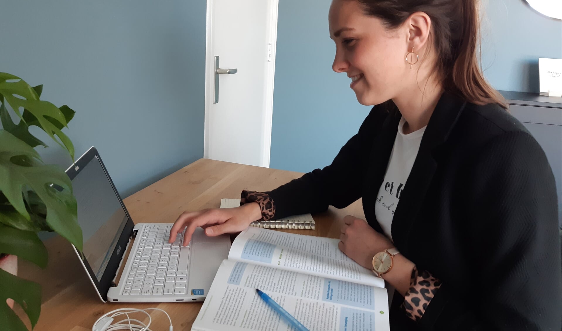 Student Jojanne van Meerveld studeert thuis voor haar opleiding Pedagogisch Werk.