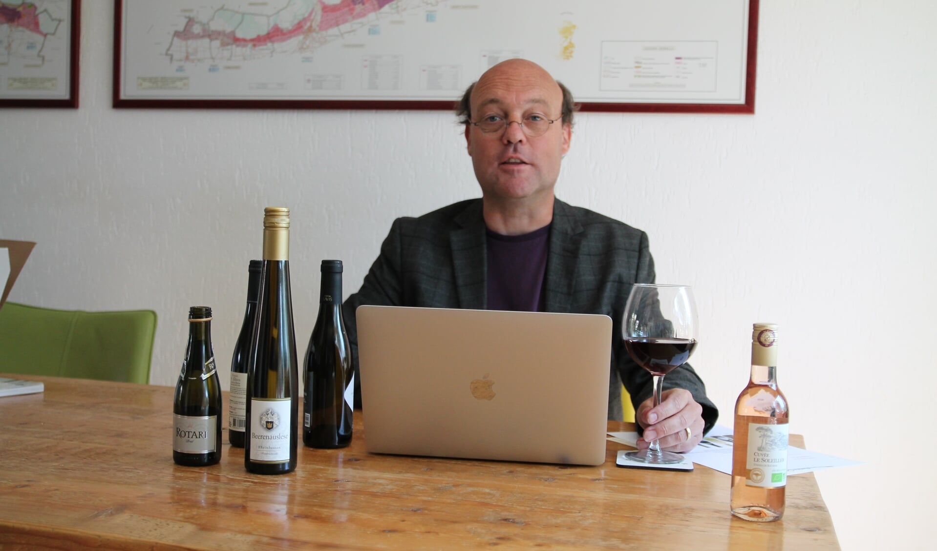 Eduard Verheijen zit klaar voor de digitale wijnproeverij.