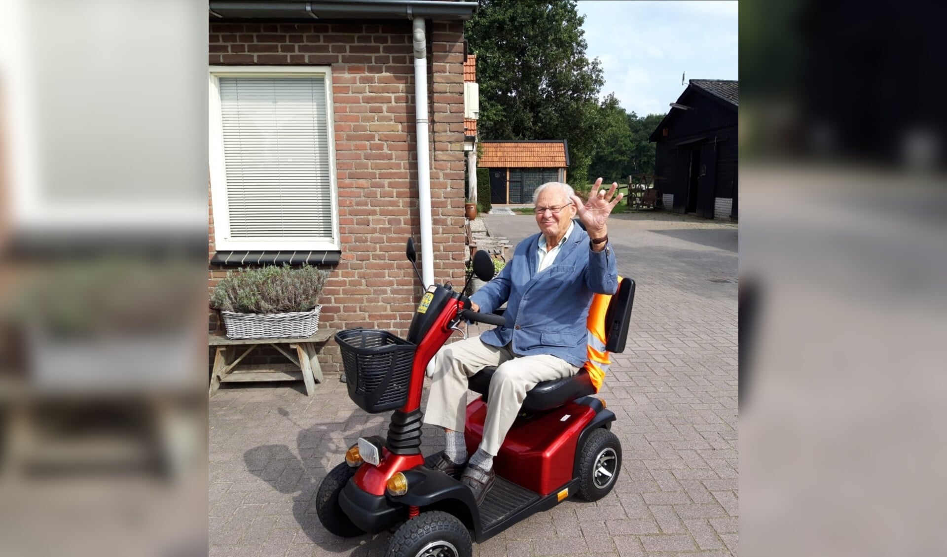 Opa van Vliet bezig met zijn rondje op zijn scootmobiel.