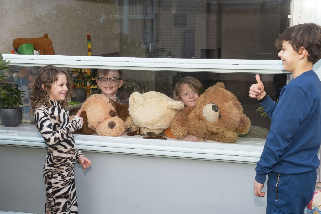 Dounia, Kasim, Sidney en Charlie vinden de berenjacht wel leuk.