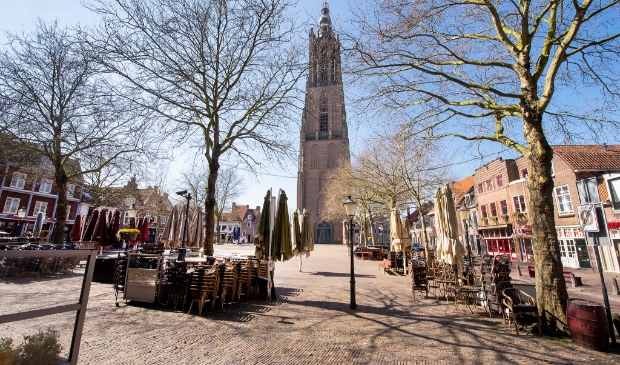 <p>De Lange Jan staat alleen sinds een buskruitontploffing in de kerk in 1787. Winnares Elmine Wijnia haalde raakte geïnspireerd door onder meer deze gebeurtenis, de vuurwerkramp en 9-11.</p>
