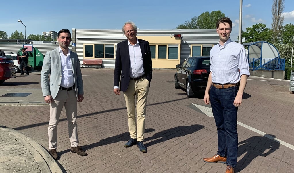 (van links naar rechts): Tawros Aslanjan, raadslid D66 Amstelveen, Paul Feenstra, Raadslid VVD Amstelveen en Arnout van den Bosch, Raadslid PvdA Amstelveen, op bezoek bij het Afvalbrengstation dat voor de realisatie van het plan Legmeer verplaatst zal worden.