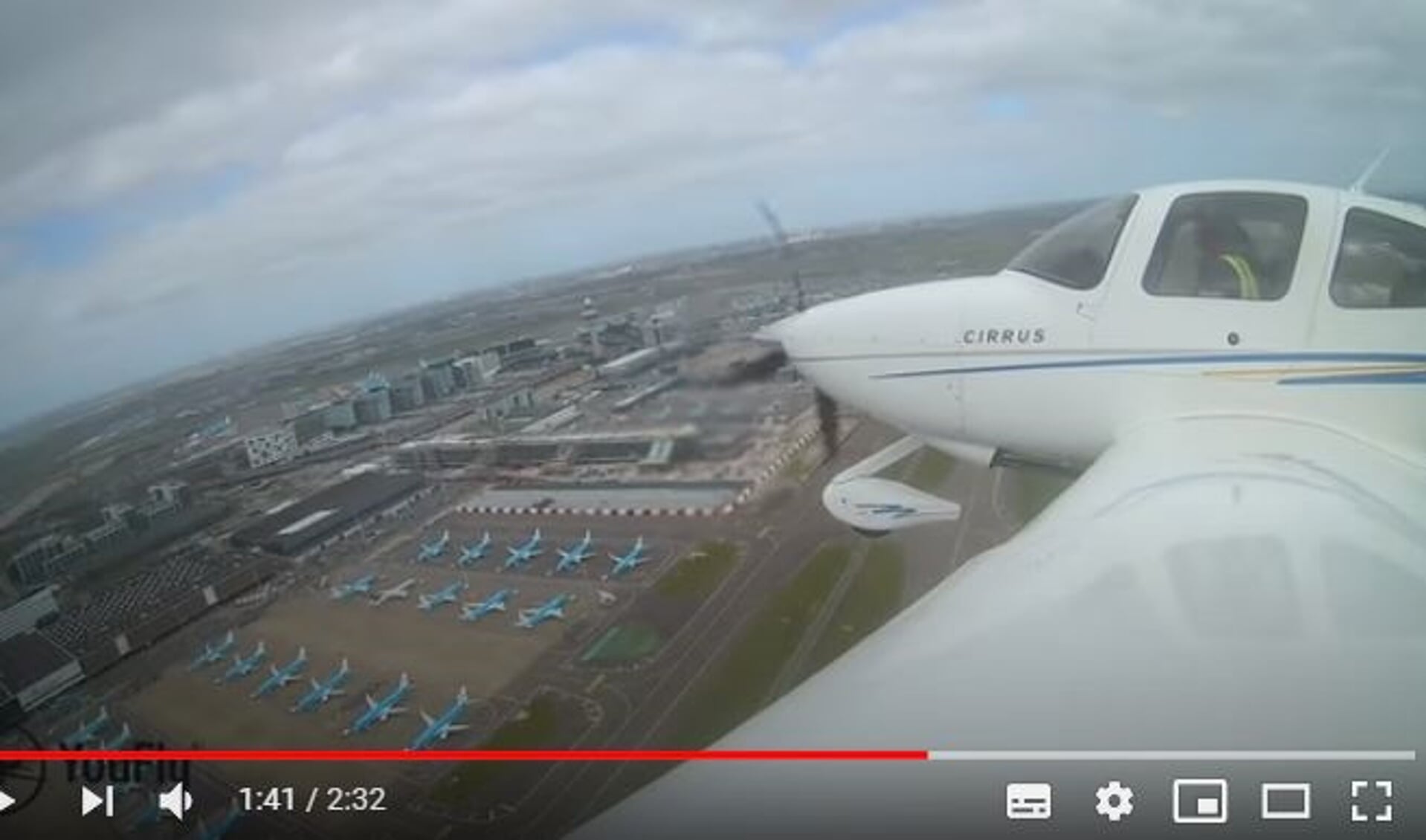 In de video zijn de geparkeerde vliegtuigen op Schiphol duidelijk te zien.