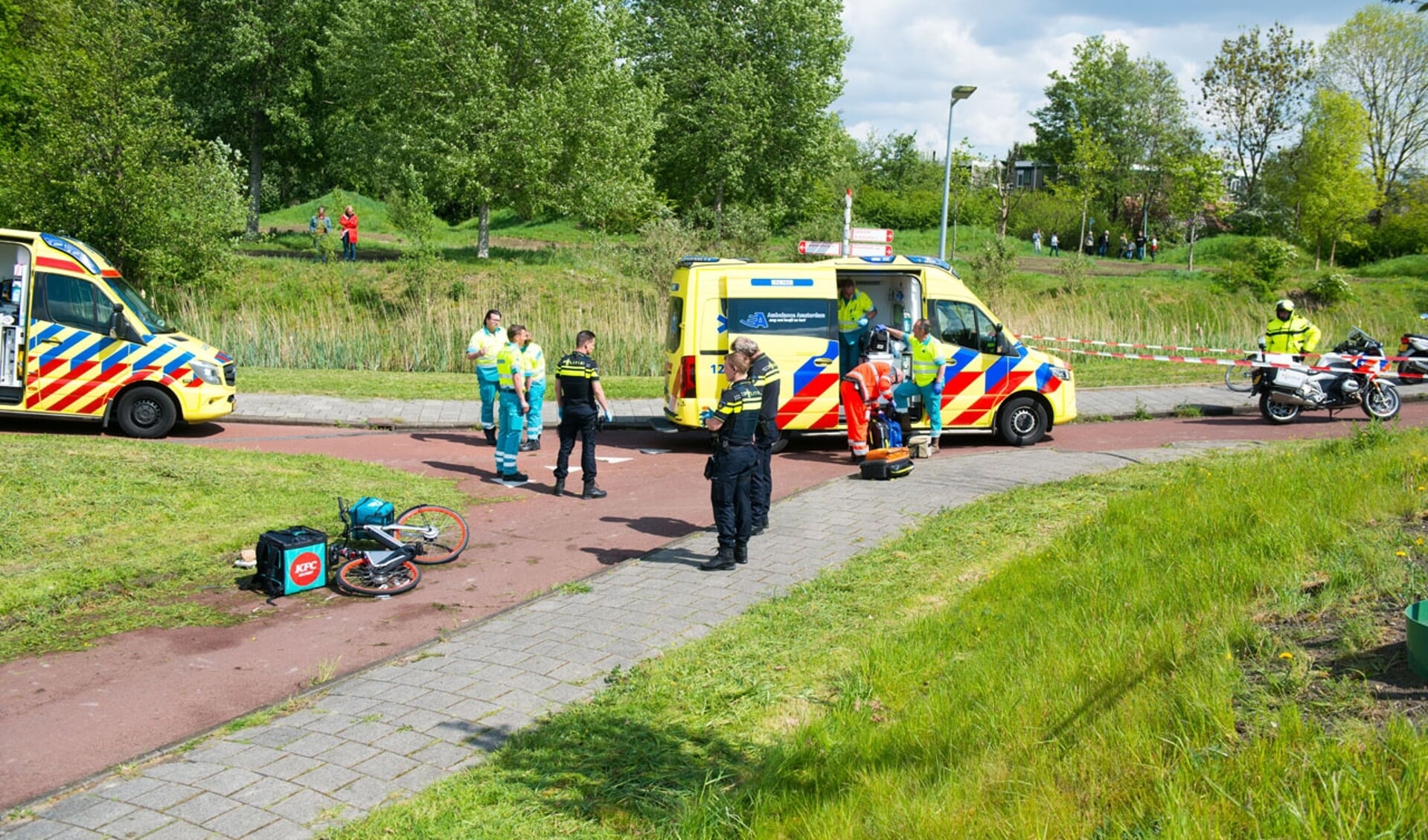 Het ongeluk gebeurde op het fietspad, naast de Kruisweg / Van Heuven Goedhartlaan.