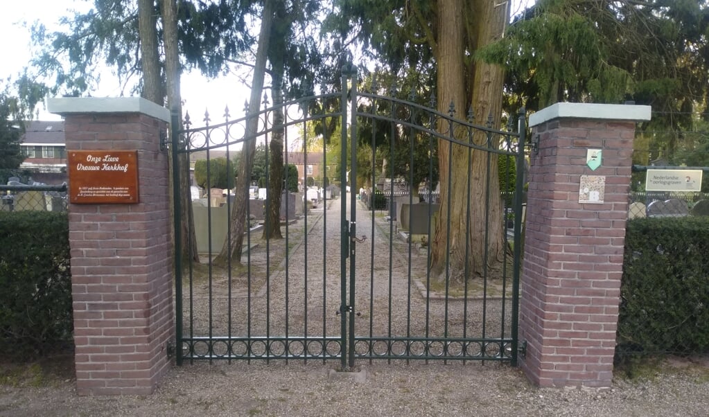 Steenhouwer Erwin van den Hoek knapte de toegang van de begraafplaats belangeloos op.