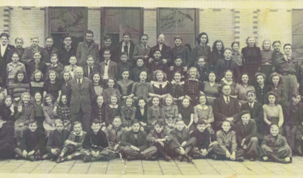 De Uloschool aan het einde van de jaren '40, met op de tweede rij, staand de heer Kooistra hoofd van de school.