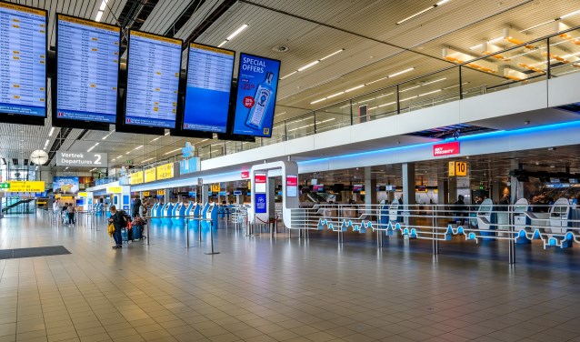 Een nagenoeg leeg Schiphol eind maart.