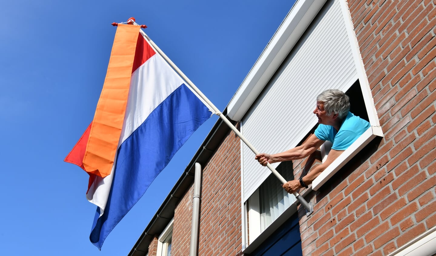 De driekleur met oranje wimpel.