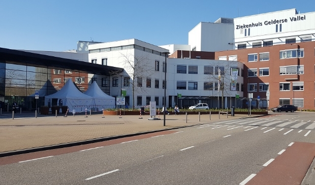 <p>Ziekenhuizen behandelen in totaal 245 patiënten vanwege het coronavirus. Hoeveel patiënten er in ziekenhuis Gelderse Vallei liggen is niet bekend. </p>