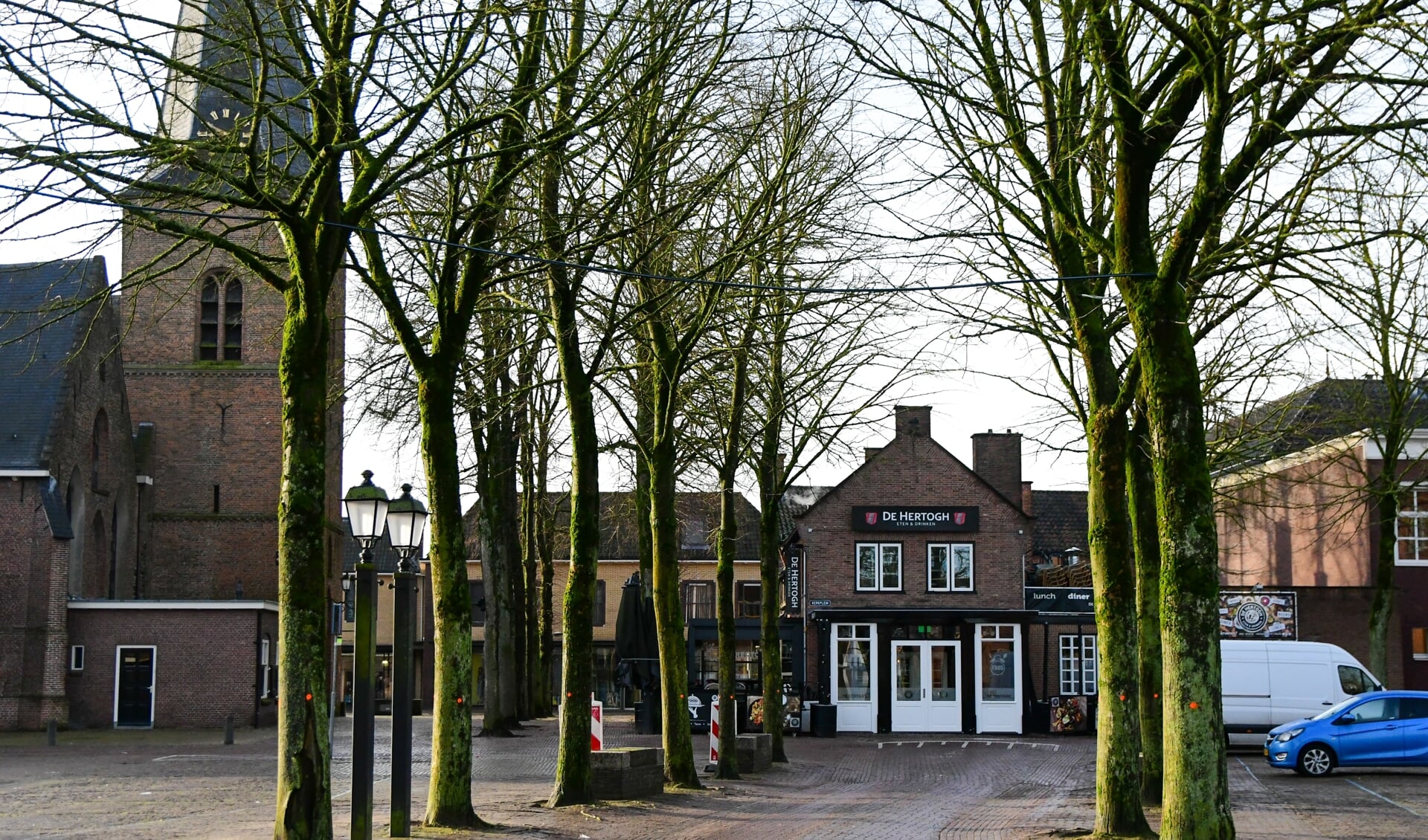 De Hertogh, met daarvoor het Kerkplein. 