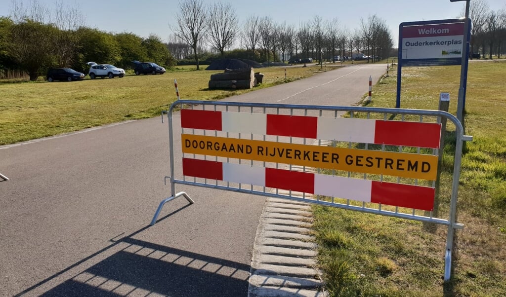 De toegang bij parkeerplaatsen bij de  Ouderkerkerplas zijn afgesloten voor autoverkeer.