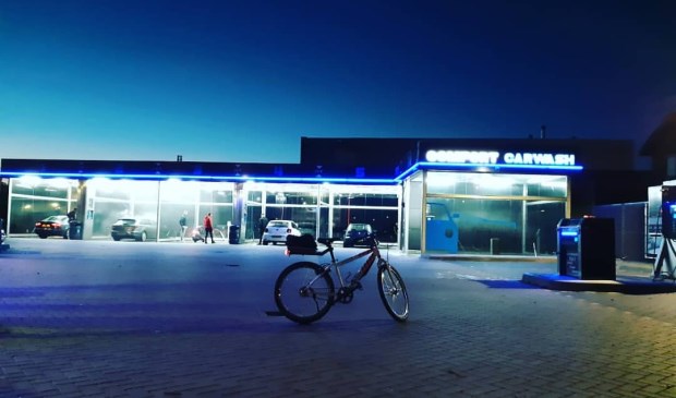 Op deze foto van de wijkagent houden autowassers zich goed aan de regels, eerder was dat bij deze carwash niet het geval.