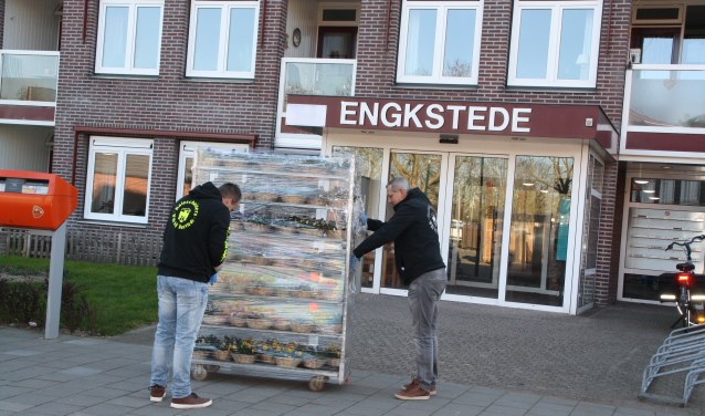 De Kaieschaiters bezorgen de mandjes bij Engkstede