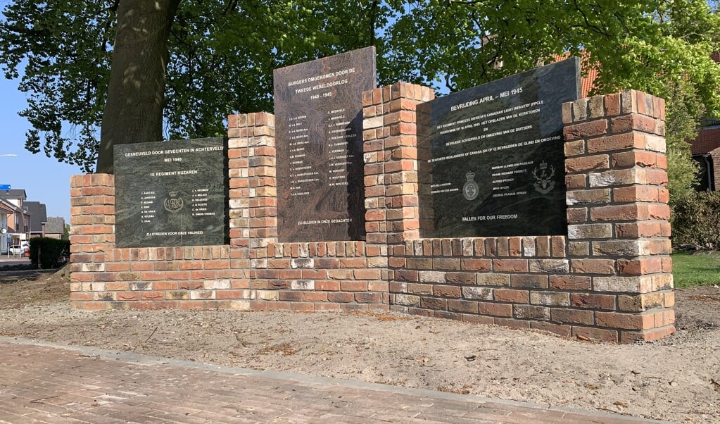 Drie natuursteen plaquettes zijn verenigd in een geheel vernieuwd monument.