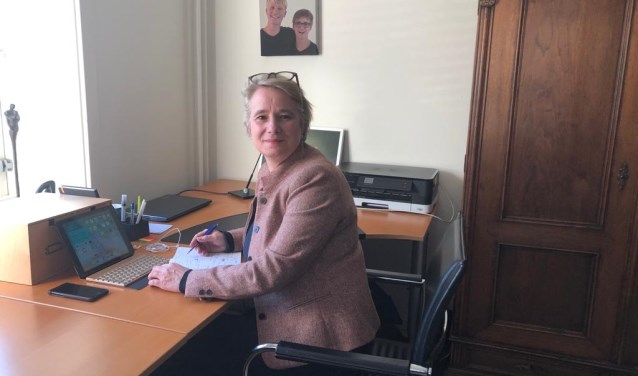 Thuiswerken betekent voor Mariëlle Broekman veel bel- en videoafspraken.