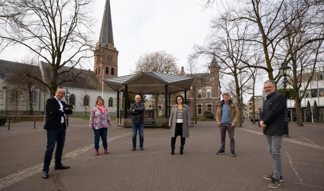Vandaag gaat de Baarnsche Courant haar 125e jaargang in. De redactie liet zich vanochtend zien op de Brink in Baarn.