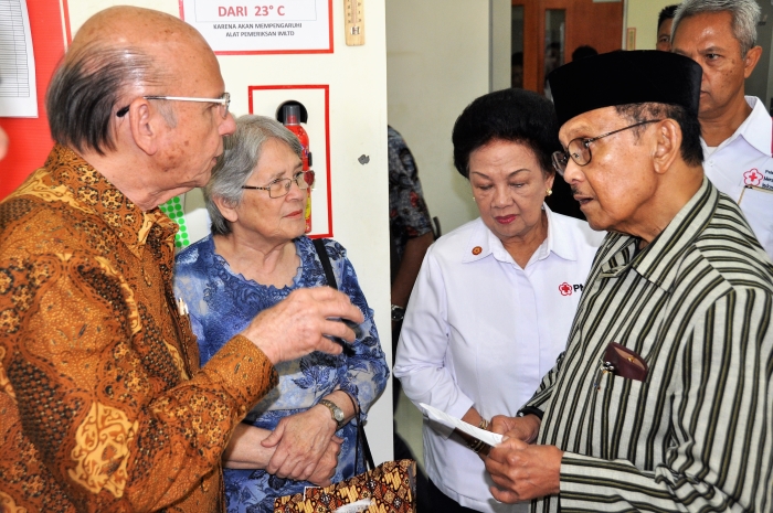 Links Ton Donkersloot met echtgenote Diana, rechts Ex-President BJ Habibie en zijn zus en partner van Child Support, Sri Soedarsono.