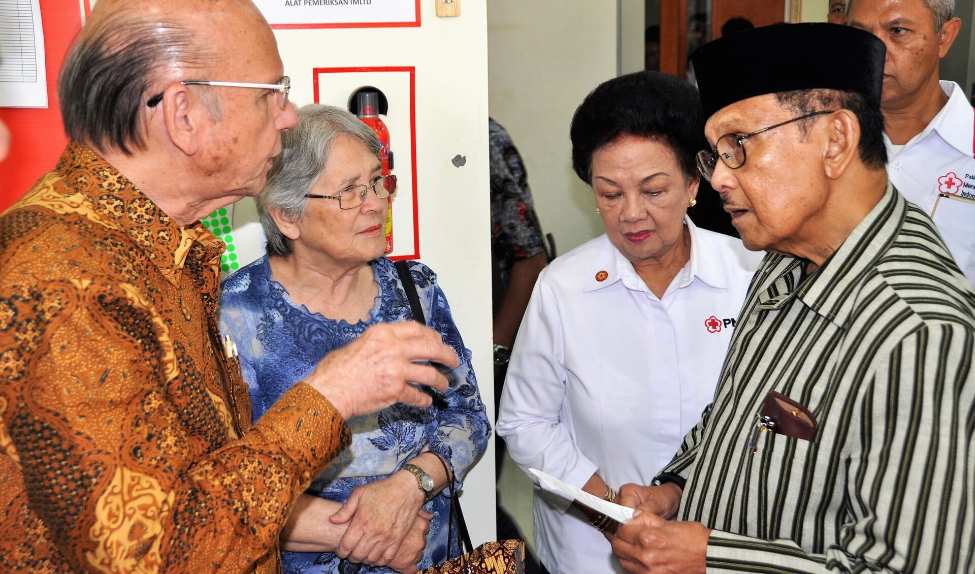 Links Ton Donkersloot met echtgenote Diana, rechts Ex-President BJ Habibie en zijn zus en partner van Child Support, Sri Soedarsono.