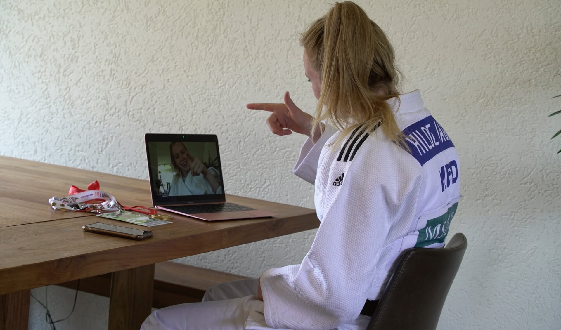 Judoka Hilde Jager is één van de sporters die online presentaties geeft voor Toppers Bij Jou Op School.